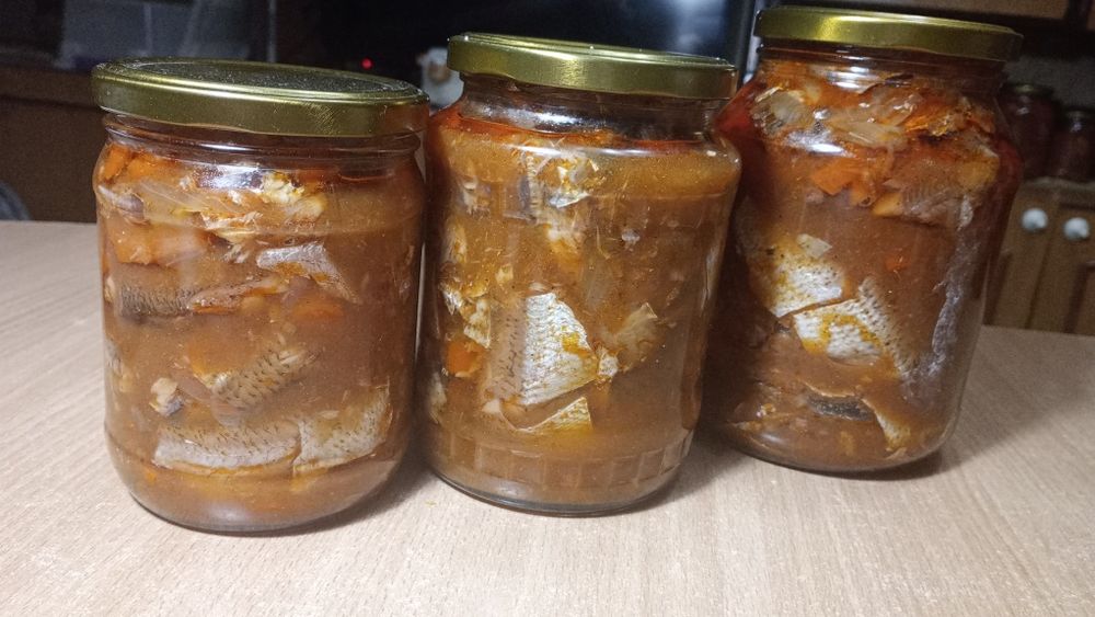 Продаю консерву из речной рыбы в томате.