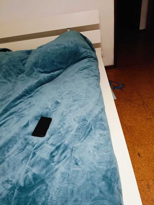 Cama de casal em estado satisfatório