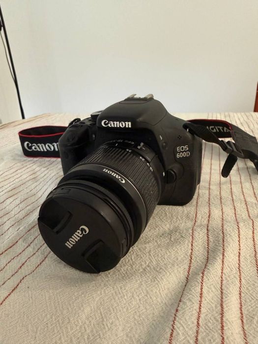 canon 600 D. Com objetiva e bolsa.