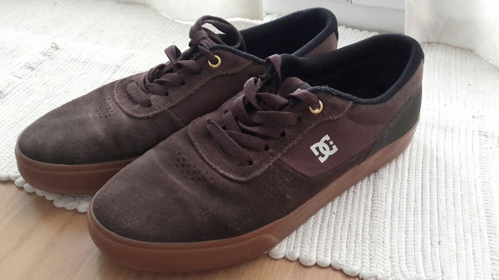 Sapatos castanhos DC 40