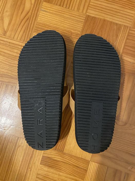 Sandalia estilo chinelo semi nova . Zara