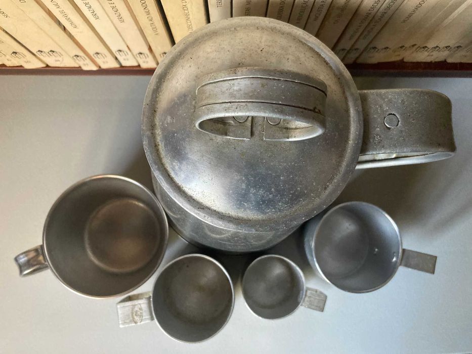 Cafeteira de Metal Antiga + 4 Chávenas de Metal