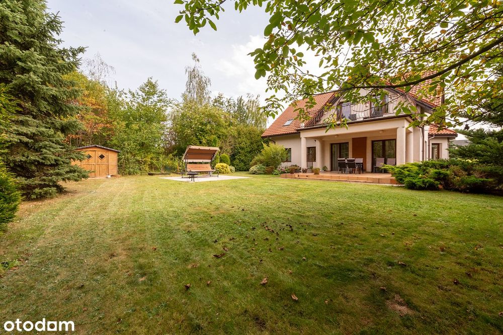 Przestronny dom z garażem w spokojnej okolicy