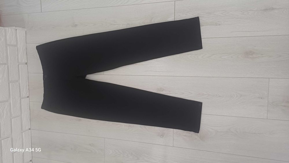 Spodnie młodzieżowe czarne chino Sinsay. Rozmiar 30