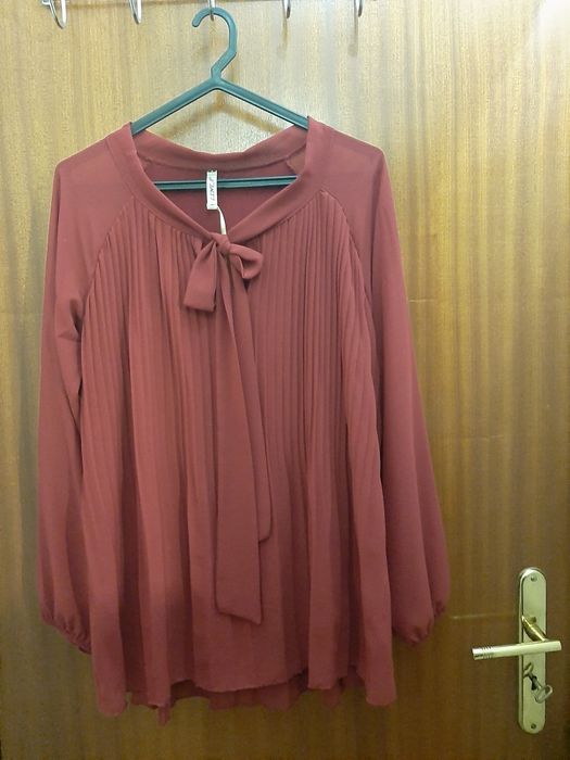 Túnica tamanho único Bordeaux (nova) com plissado à frente e atrás