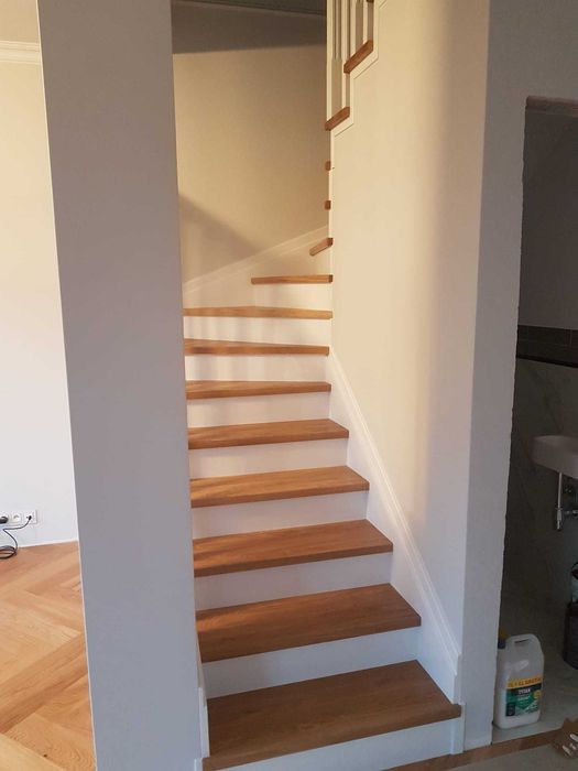 Schody dębowe z białym podstopniem podświetlane Wycena Gratis