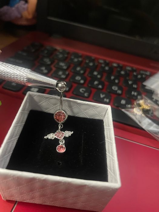 Пирсинг в пупок , язык .