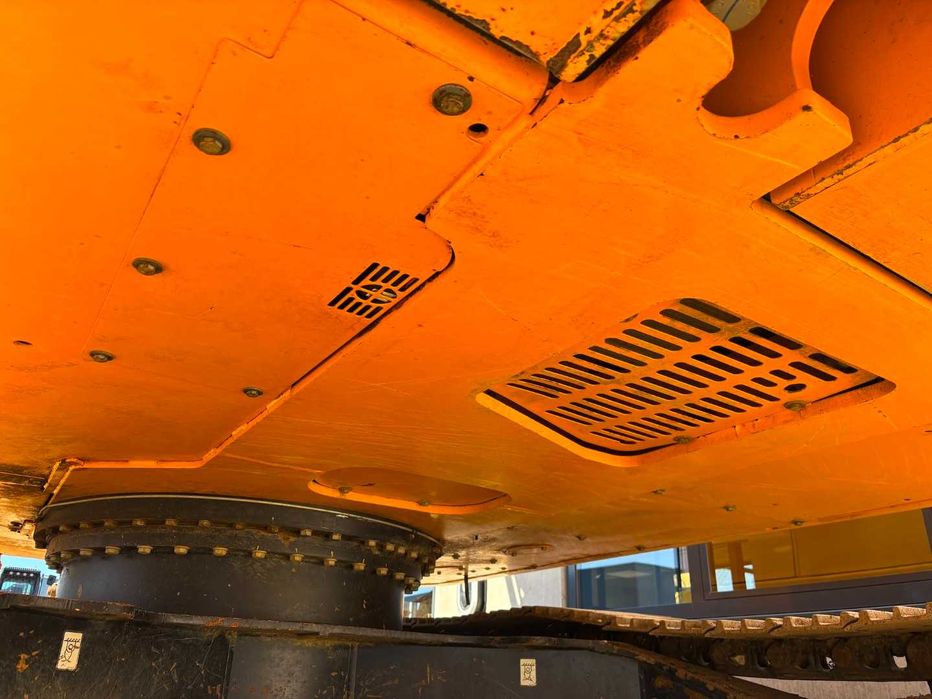 Гусеничний екскаватор JCB JS220 LC
