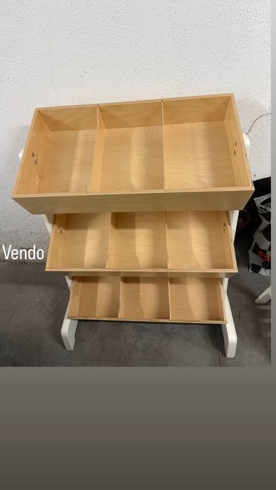 Móvel com 9 cubos