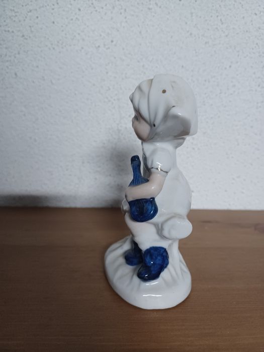 Menina violinista em porcelana