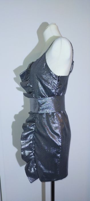 Sukienka mini srebrna błyszcząca falbana 36 S