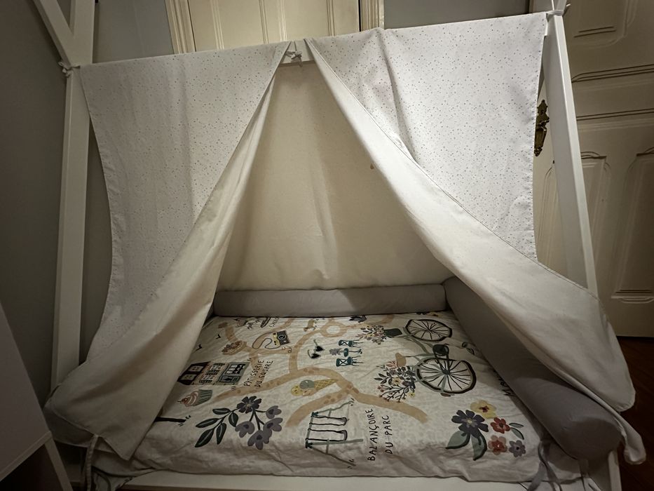 Cama tipi 140x70 com colchão, proteção e roupa de cama incluidos.