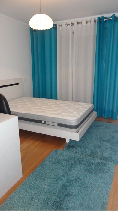 Cama + mesa cabeceira