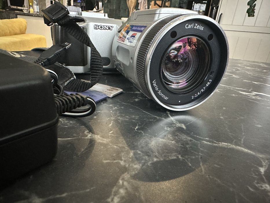 Aparat fotograficzny SONY DSC-F717