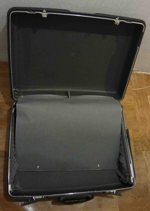 Большой пластиковый чемодан Samsonite