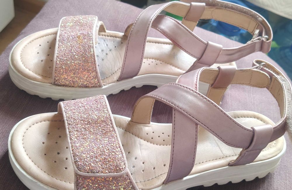 Продам босоніжки фірми Geox