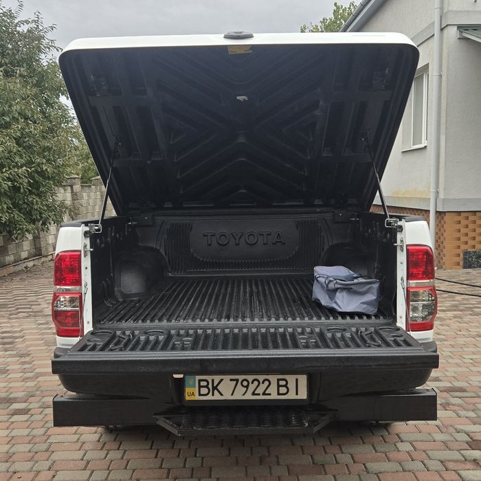 Продам Toyota Hilux 2013