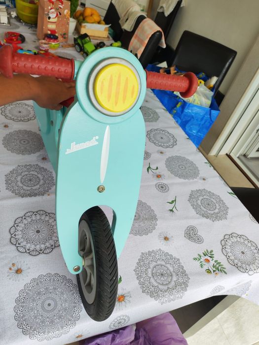 Bicicleta sem pedais/trotinete scooter em madeira janod