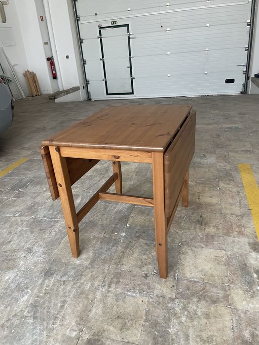Mesa com abas rebatíveis