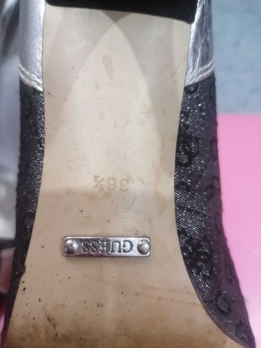Sapatos Guess prateados 36.5 usados (para despachar)