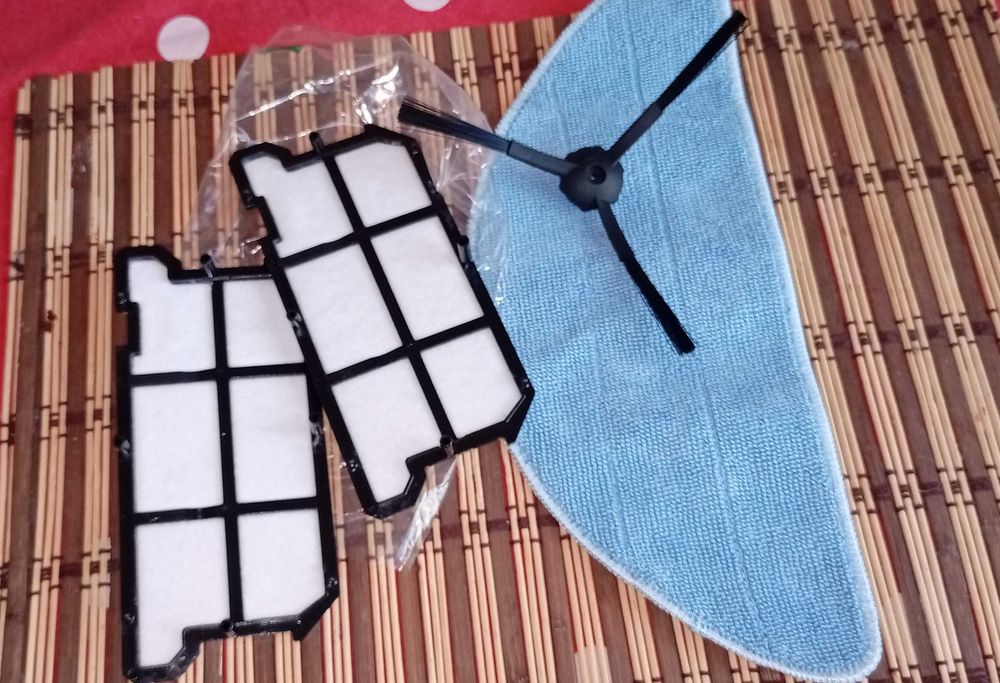 Для робота- пылесоса: фильтр, щетка и тряпка