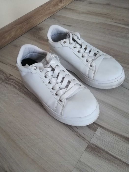 Buty na wyższym spodzie