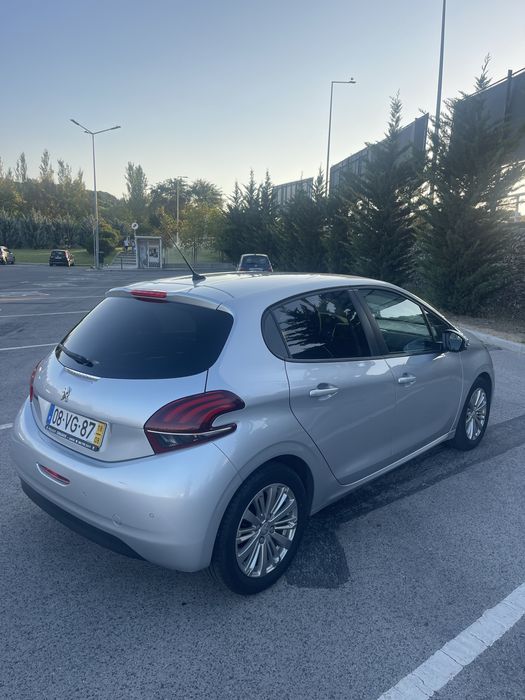 Peugeot 208 1.2 PureTech Signature — photo 4