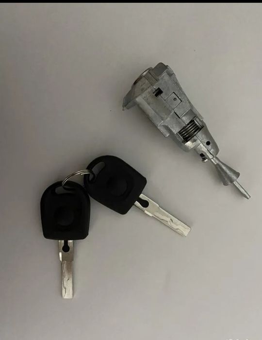 Личинка замку дверей Фольксваген Амарок 2H06837167