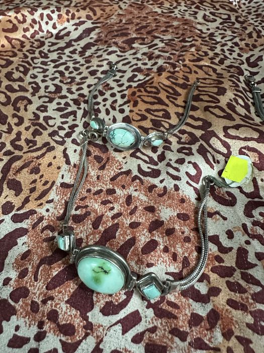 Pulseiras em prata de lei 92.5 e pedras. Origem: Índia