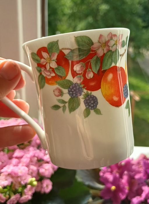 Фарфоровая чашка изготовлена компанией Queen's English Bone China
