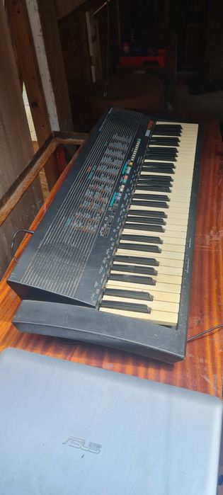 Yamaha PSR-18, przenośny keyboard
