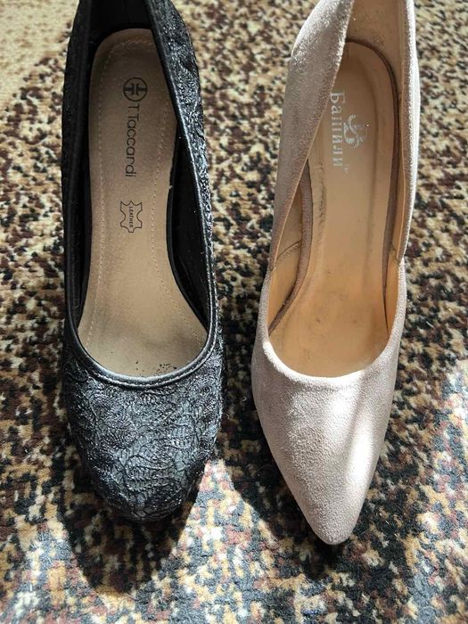 Отдам 2 пари туфель, размер 39 полномерний