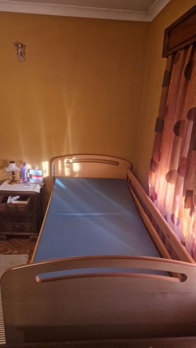 Cama articulada hospitalar