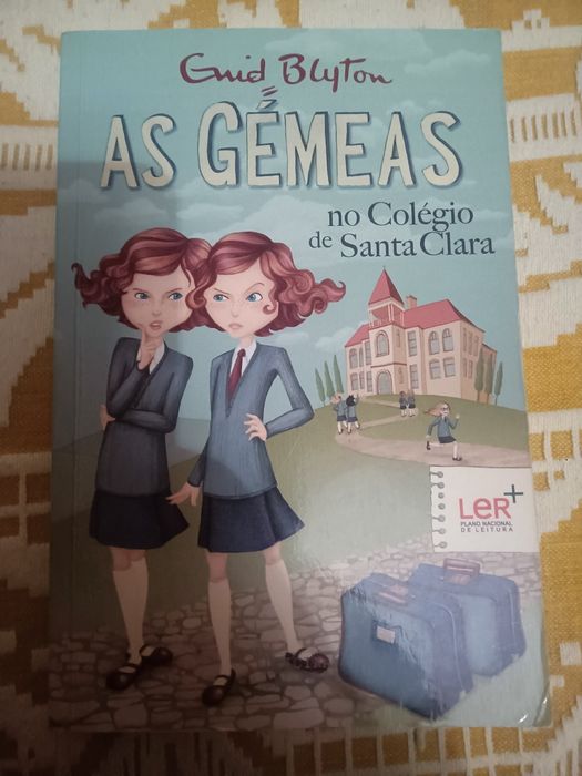 Livro "As gémeas no colégio de Santa Clara"
