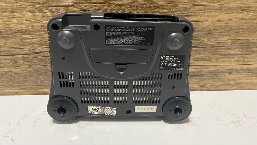 Consola Nintendo 64 + 2 comandos + jogos + acessórios