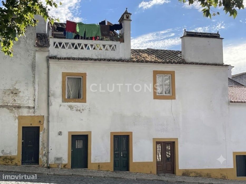Investimento no Centro Histórico de Évora, 2 Apartamentos, Junto Un...
