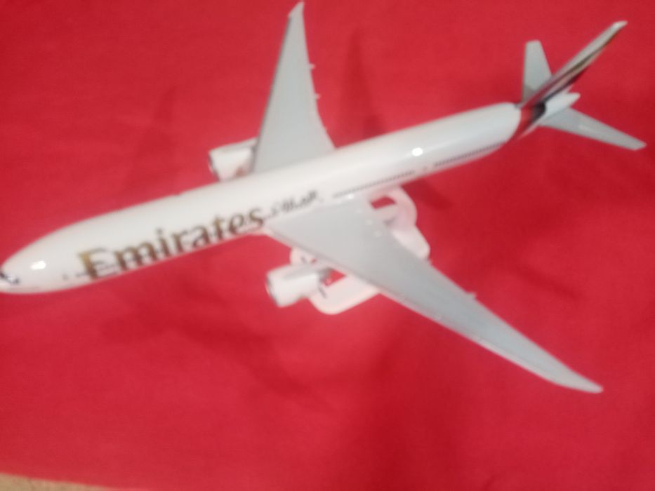 Avião modelo Emirates Boeing 777-300ER