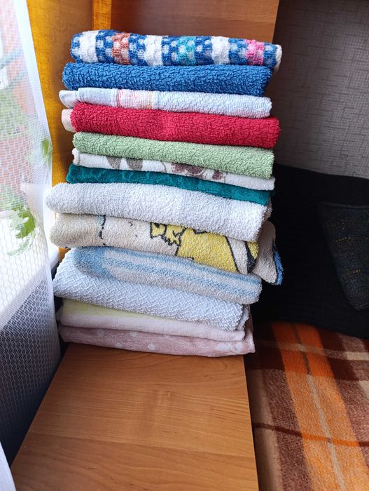 Ręczniki łazienkowe duże kąpielowe  i małe - cały zestaw . za 130 zł.