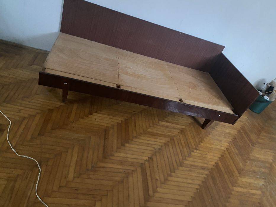 Віддам безкоштовно ліжка 2 шт, трельяж,прихожа, ліжко-тумба