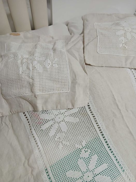 Colcha com duas almofadas  em renda e linho caseiro