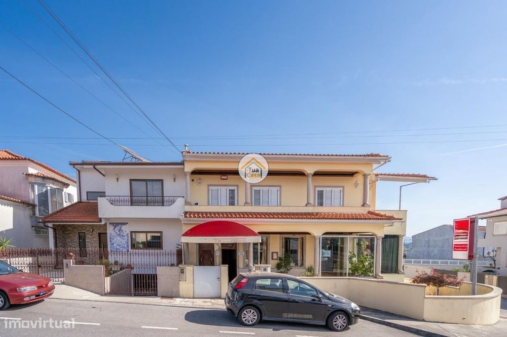 Prédio com restaurante e alojamento local