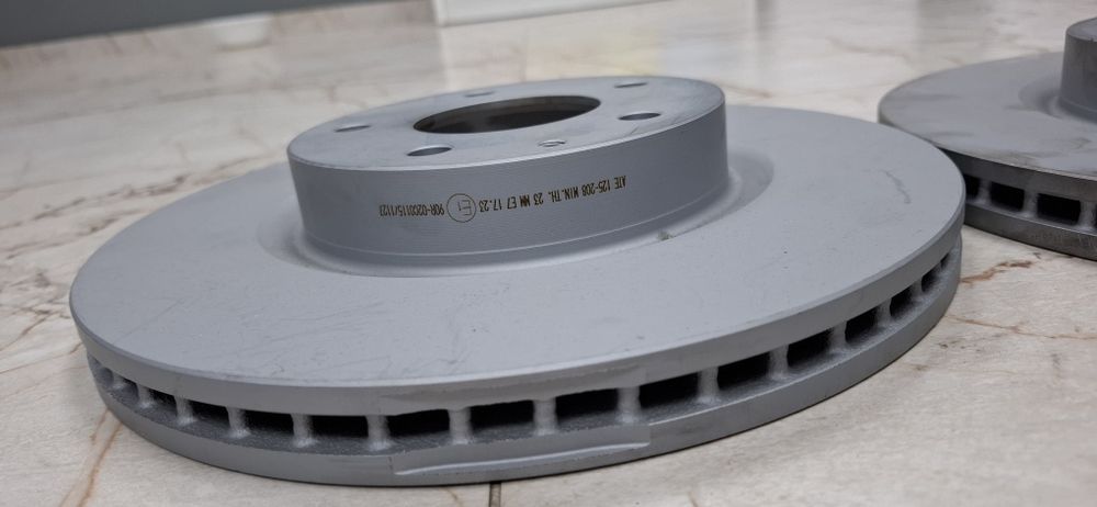 Продам передні гальмівні диски,Mazda 3 
Mazda CX-3 (20