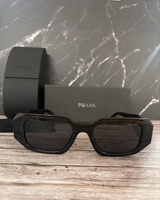 Czarne okulary przeciwsłoneczne Prada
