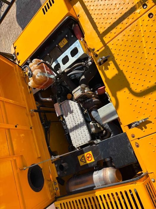 Гусеничний екскаватор JCB JS220 LC