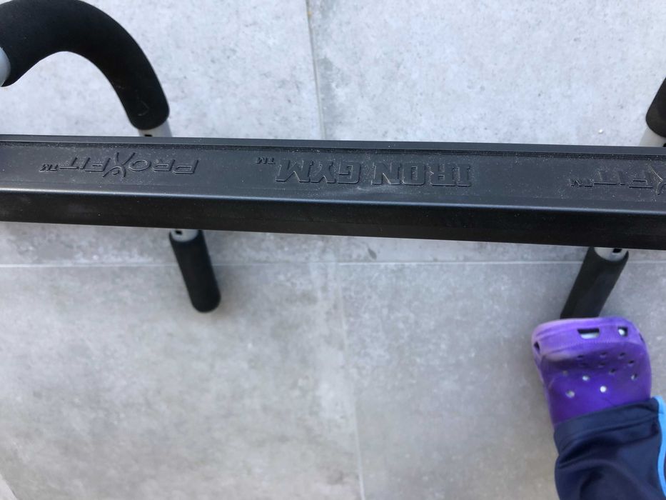 Aparelho de treino de ginásio para elevações