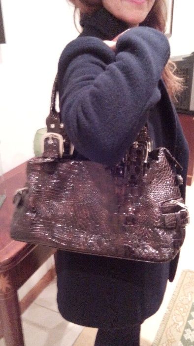 Carteira em verniz imitação de cobra