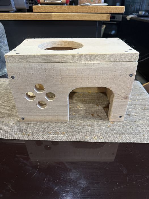 Деревянный Дом с качелью для грызунов (шиншилл)