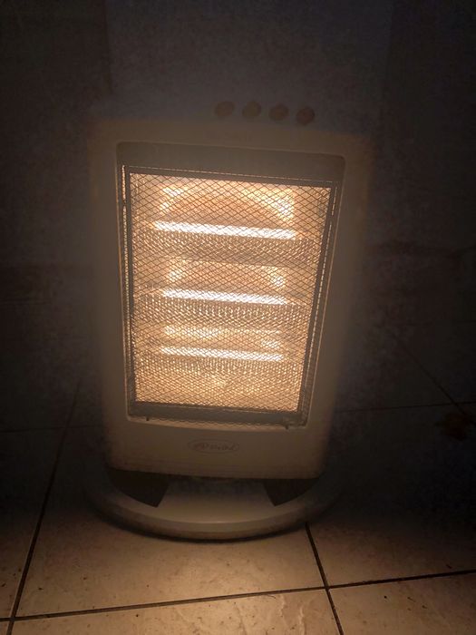 Vendo Aquecedor Halogêneo da Marca Delba com pouco uso .
