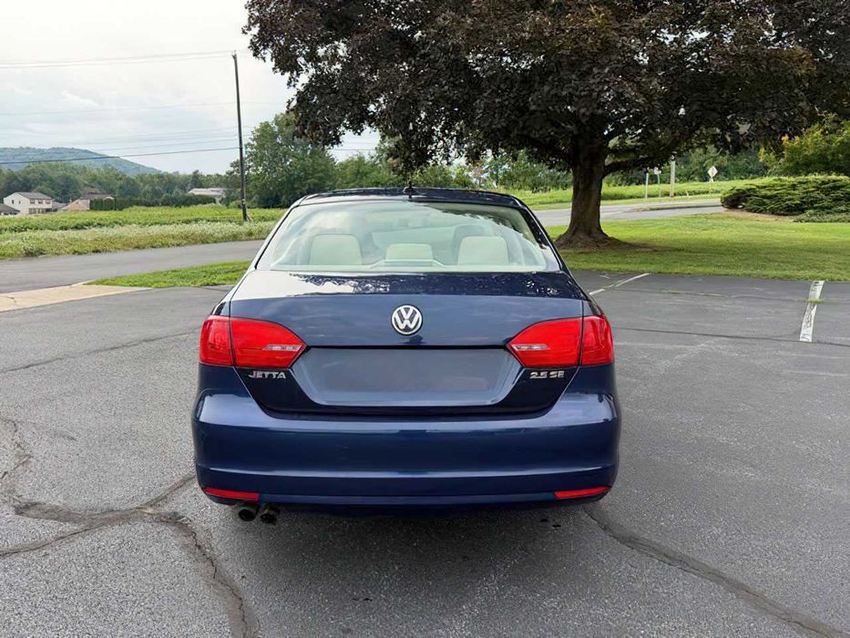 Volkswagen Jetta      2013