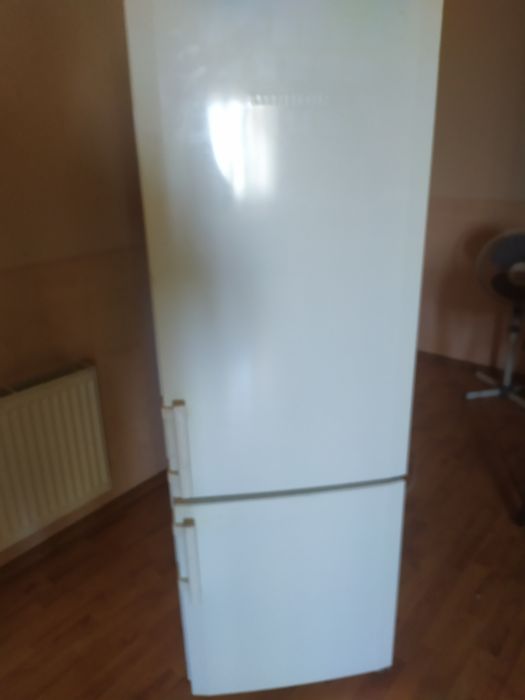 Продам по запчастям холодильник Liebherr